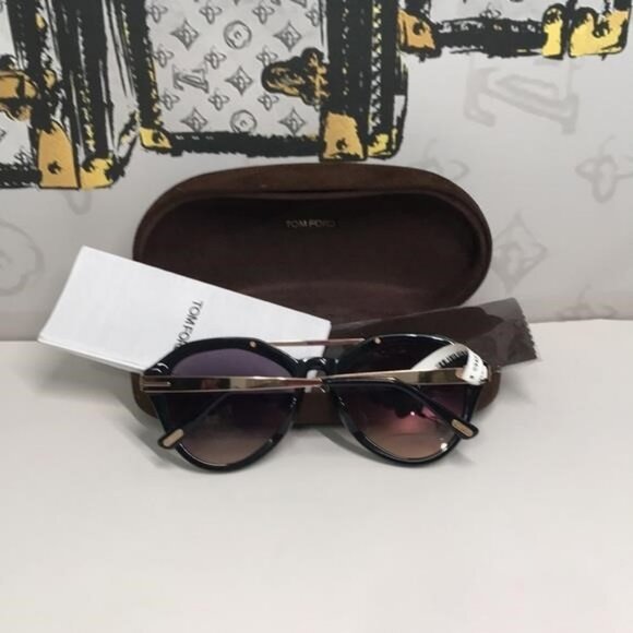 Tom Ford TF576 01B Lisa-02 Sunglasses – Black/Gold – 54mm - Picture 3 of 12